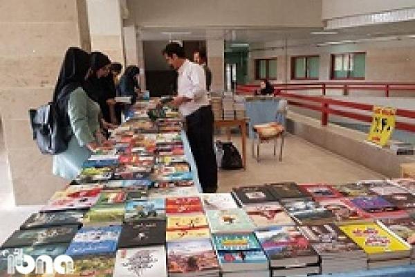 تخفیف های مشکوک ناشر تهرانی در نمایشگاه اختصاصی کتاب هایش در شاهرود!